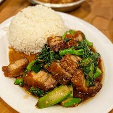 ข้าวราดผัดคะน้าหมูกรอบ