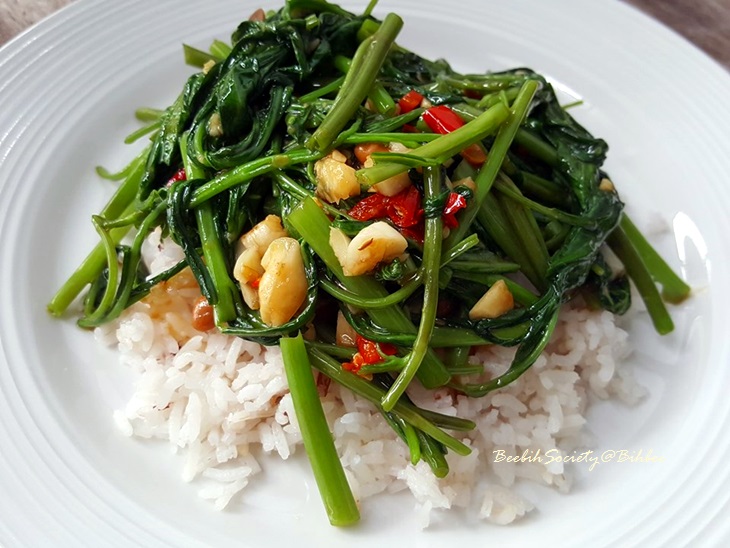 ข้าวผัดผักบุ้งไฟแดง